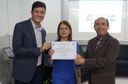  O Coordenador do Program de Pós Graduação em Odontologia,  Professor Dr.  Ricardo Castro e o Professor Dr. João Euclides Braga, Diretor do CCS,  entregam à Professora Drª  Margareth Diniz, Reitora da UFPB,  o Certificado de Reconhecimento de Mérito.     imagens weltorres