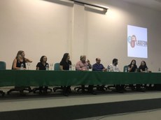  Na mesa de abertura esteve presente o Prof Dr. Orlando Villar (pro-reitor de assuntos comunitários/PRAC), o Prof Dr. João Euclides Braga (diretor do CCS), o Prof Dr. Wagner Teobaldo Lopes (coordenador do Curso de Fonoaudiologia), a Profa Dra. Ana Karênina de Freitas (fundadora da LAGEFON e coordenadora do NieTi), Profa Ms. Flavia Rêgo (vice-coordenadora do curso de Fonoaudiologia e do NieTi), a Profa Dra. Márcia Gomes (fundadora do GeronTO), e as discentes de Fonoaudiologia Suzana Araújo e Nayanna Barbosa (presidente e vice presidente da LAGEFON