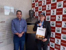 Da esquerda para direita: Diretor Geral Wesley Oliveira e o Prof. Dr. Petrônio Athayde.