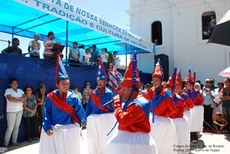 Grupo de congos atuando na missa do domingo de manhã na Festa do Rosário. Foto de Renan Mendes da Silva

