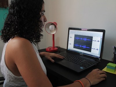 Extensionista Talita França editando áudio_Imagem cedida pela equipe  