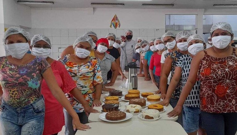 Oficina de confecção de bolos, no Laboratório Cozinha Experimental. Imagem cedida pela equipe.