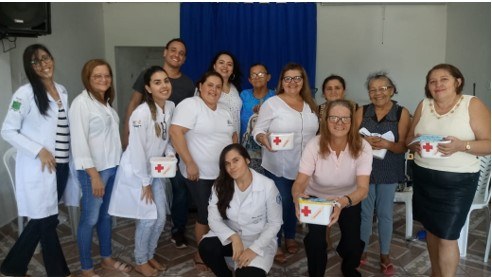 Ação de educação em saúde sobre cuidados na aplicação de insulina. Imagem cedida pela equipe.