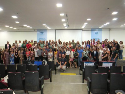 Foto com diversos participantes do evento. Ao centro está o coordenador geral da UAB, professor Ismael Ivan Rockenbach